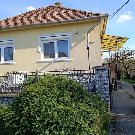 Balazs Vendeghaza Apartment *